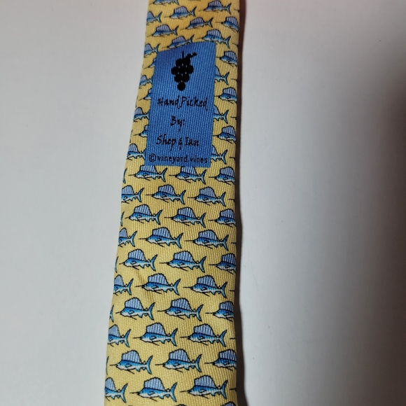 Vineyard Vine Men's Silk Tie Yellow with Swordfish NWT - Picture 3 of 3